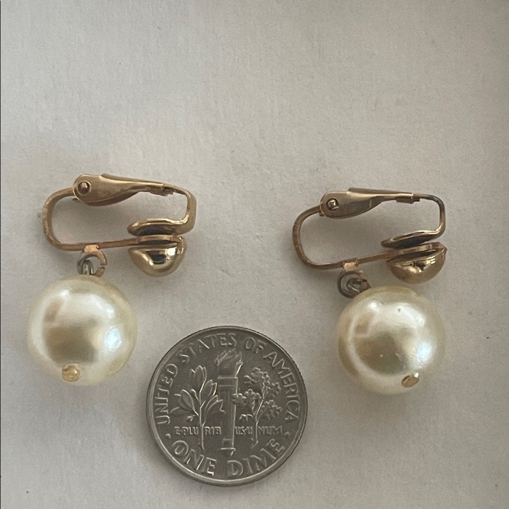 Elegant Gold-tone and Pearl Drop Earrings - no markings - Picture 6 of 10